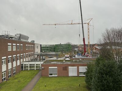 16.12.2024 Erste Deckenteile werden auf die Baustelle gehoben